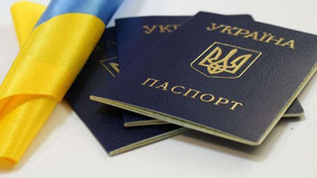 Українці можуть оформити паспорти за кордоном